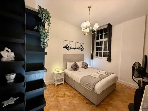 เตียงในห้องที่ Hi spec Victorian apartment with Rooftop Hot tub