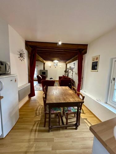 Kuchyň nebo kuchyňský kout v ubytování Spacious flat 65 sqm with beach and cliffs at 100m
