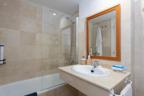een badkamer met een wastafel, een douche en een bad bij Vistalmar in Altea