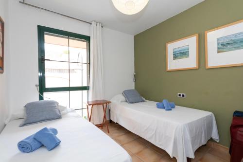 twee bedden in een kamer met een raam bij Vistalmar in Altea