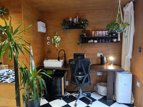 Gallery image of Spacious Cabin London Canary Wharf Free Parking B&B in London
