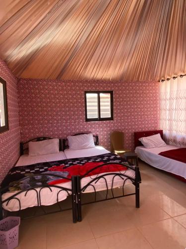 Postel nebo postele na pokoji v ubytování Wadi Rum Wild Camp Desert