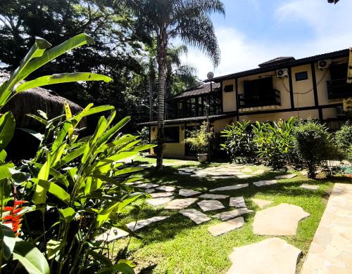 a garden in front of a house at Pousada Samburá in Barra do Una