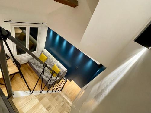 un escalier avec un mur bleu dans une maison dans l'établissement Très joli Studio - centre Paris - Le Coeur du Marais, à Paris
