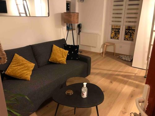 un salon avec un canapé et une table dans l'établissement Lovely cozy studio, à Nice