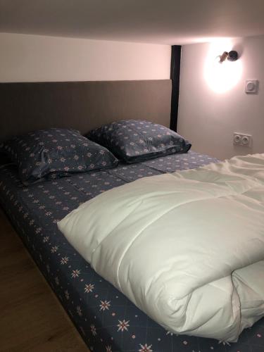 un lit avec deux oreillers dessus dans une chambre dans l'établissement Lovely cozy studio, à Nice