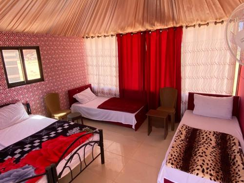 Ένα ή περισσότερα κρεβάτια σε δωμάτιο στο Desert Magic Camp