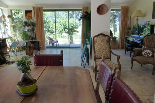 un salon avec une table et des chaises en bois dans l'établissement A 2 pas du Pont du Gard, à Vers-Pont-du-Gard