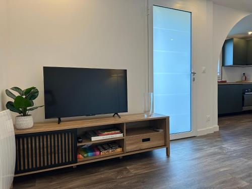 Télévision ou salle de divertissement dans l'établissement Gîte Le Tilleul