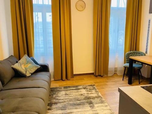 a living room with a couch and a table at Moderní studio v centru Pardubic - Netflix, Wi-Fi zdarma in Pardubice