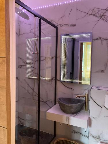 une salle de bain avec un lavabo et un miroir dans l'établissement Maison Graciateguy, à Saint-Étienne-de-Baïgorry