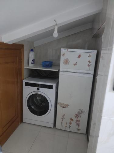 a laundry room with a washer and a washing machine at Buen Camino Arzua in Arzúa