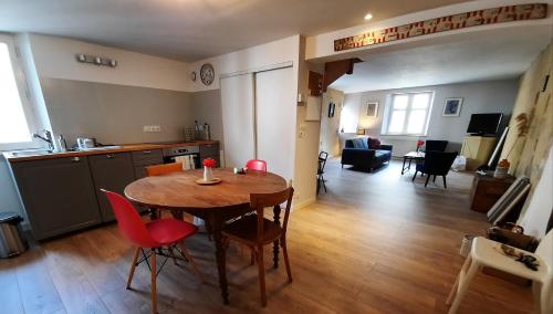 une salle à manger et un salon avec une table et des chaises dans l'établissement Maison du potier, à Guérande