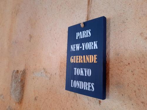 un panneau sur un mur qui scie le nouveau yorkgrandmite tokyo dans l'établissement Maison du potier, à Guérande