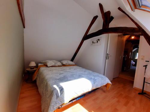 une chambre avec un lit dans une pièce dans l'établissement Maison du potier, à Guérande