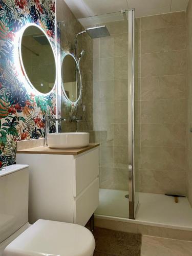 une salle de bain avec un lavabo et une douche dans l'établissement Appartement Hyper Cosy - Vue mer panoramique 180, à Quiberon