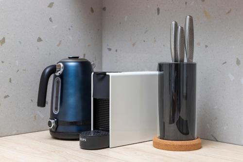 Příslušenství pro přípravu čaje a kávy v ubytování Stunning Central Studio AC, Fiber