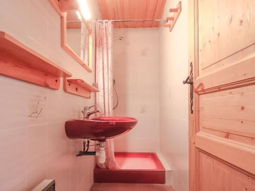 ein Badezimmer mit einem roten Waschbecken und einer Dusche in der Unterkunft Appartement Chalet Spacieux 6 Pièces, Wi-Fi, Vue Panoramique - FR-1-275-148 in Montvalezan