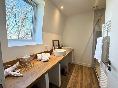 Ένα μπάνιο στο BEYTAN AL COUDER Stylish architect house with AC and private pool, village center, golf course and Dordogne river at easy walk