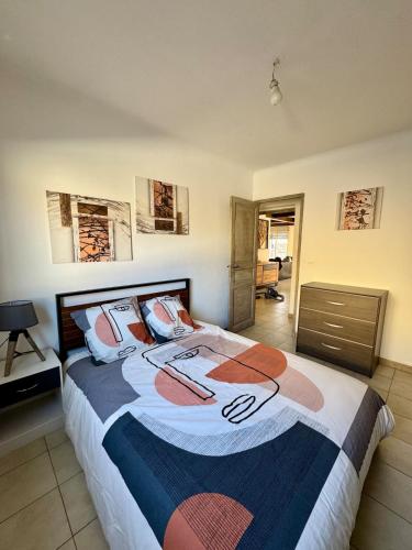 une chambre avec un grand lit avec des oreillers dessus dans l'établissement La Villa Romana - Spacieux, Confortable et Centrale, à Istres