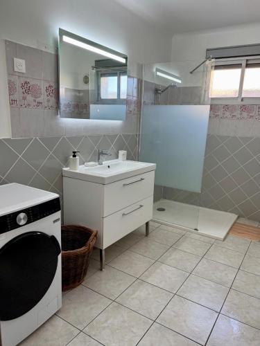 une salle de bain blanche avec un lavabo et une douche dans l'établissement La Villa Romana - Spacieux, Confortable et Centrale, à Istres