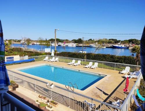 - une piscine sur un balcon avec vue sur la rivière dans l'établissement Belle vue sur l Herault et les bateaux, à Agde