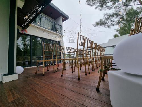 une rangée de chaises en bois sur une terrasse dans l'établissement Salablanca Brand New Jacuzzi Heated Pool PS5 VR Cinema Fully AC Indoors Smart TVs with Netflix Disney Plus Large Balcony, à Tagaytay