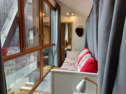 Zimmer mit Fenster und Bett in einem Zimmer in der Unterkunft Superbe Duplex 8 pers. à Avoriaz - Emplacement idéal, internet, proche ESF - FR-1-634-7 in Avoriaz
