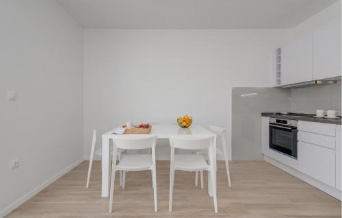3 Bedroom Lovely Apartment In Trogir