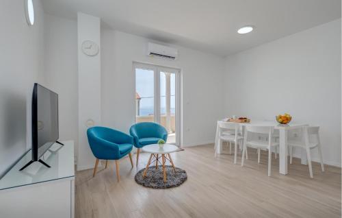 3 Bedroom Lovely Apartment In Trogir