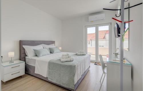 3 Bedroom Lovely Apartment In Trogir