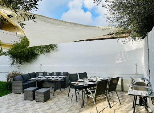 Ein Sitzbereich in der Unterkunft Airfenos - Athens Riviera
