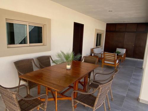 ein Esszimmer mit einem Holztisch und Stühlen in der Unterkunft New House! Excellent to get to know Puerto Peñasco in Puerto Peñasco