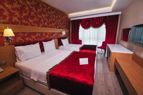 Postel nebo postele na pokoji v ubytování Royal Mersin Otel