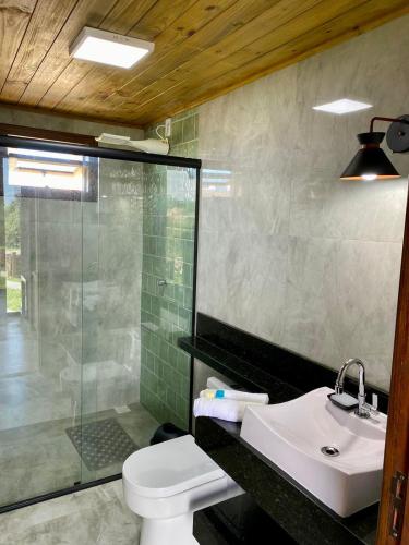 Koupelna v ubytování Nova cabana com jacuzzi perto do mar