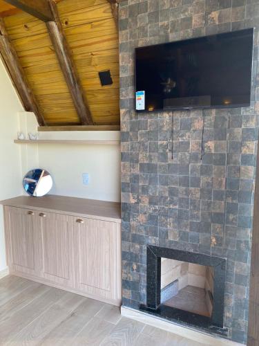 TV a/nebo společenská místnost v ubytování Nova cabana com jacuzzi perto do mar
