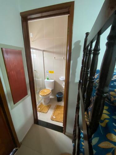 Un pequeño baño con inodoro en una habitación. en Recando Dourado Suíte 4, en São Miguel dos Milagres