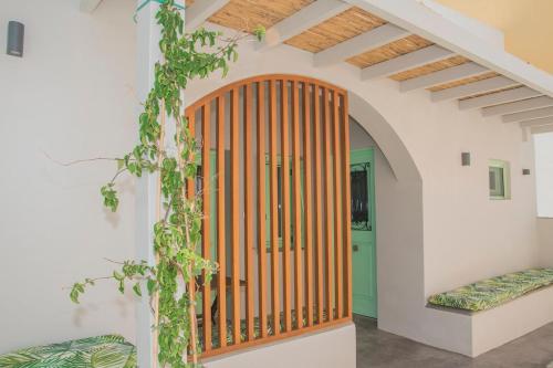 Habitación con puerta de madera en una casa en Urban Oasis Suite, en Ermoupoli