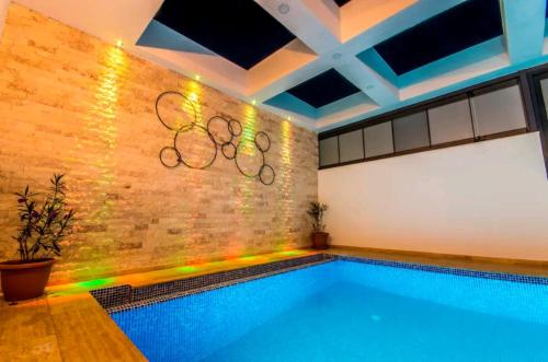 Бассейн в KaşHoneymoonVillawith indoorhotpool andseaview или поблизости