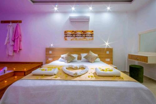 Кровать или кровати в номере KaşHoneymoonVillawith indoorhotpool andseaview