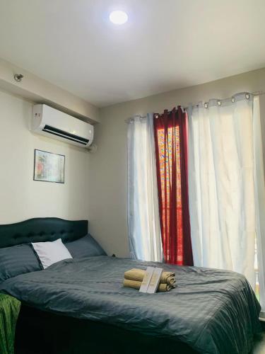 Postel nebo postele na pokoji v ubytování Lorven's Place Saekyung Marigondon