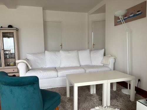 un salon avec un canapé blanc et une table dans l'établissement Côté cottage Apt 3 chambres bien équipée vue imprenable sur port et mer, à Étreham