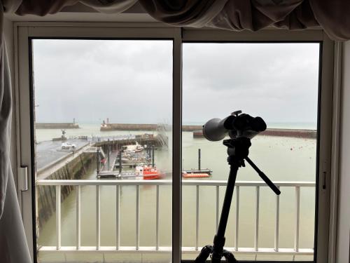 - une caméra dans une chambre avec vue sur le port dans l'établissement Côté cottage Apt 3 chambres bien équipée vue imprenable sur port et mer, à Étreham