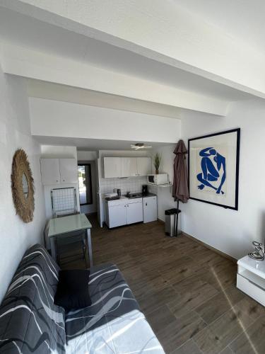 un salon avec un lit et une cuisine dans l'établissement Studio à côté de la plage, au Cap d'Agde