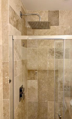 une douche avec une porte vitrée dans une salle de bain dans l'établissement Antibes Old Town Haven, à Antibes