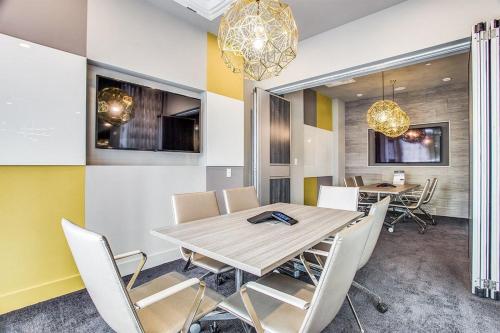 Χώρος καθιστικού στο Luxury 2BD Condo with Pool & Gym