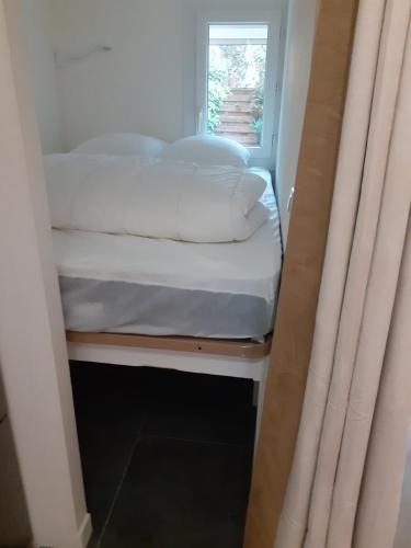 une petite chambre avec un lit superposé avec une fenêtre dans l'établissement Hameau du Puech, rez-de-jardin avec parking et clim, au Cap d'Agde