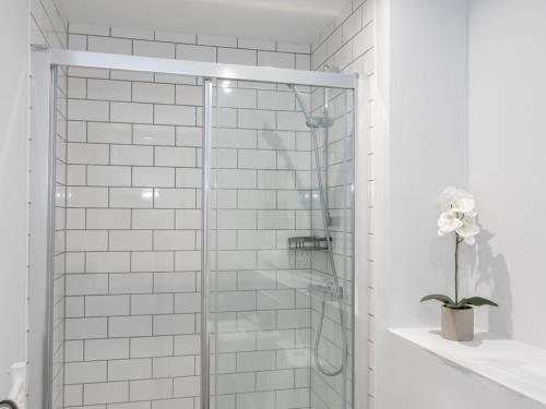 Ένα μπάνιο στο 2 Bedroom Apartment with City View