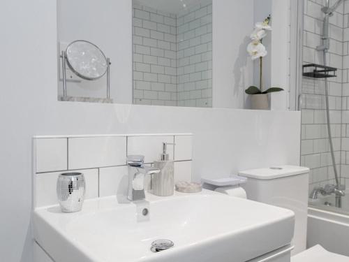 Ванная комната в 2 Bedroom Apartment with City View