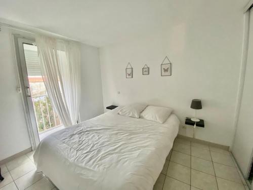 Katil atau katil-katil dalam bilik di Duplex 3 Chambres Proche Gare Clim, WIFI, parking